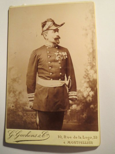 Montpellier-stehender-Soldat-in-Uniform-Säbel.jpg