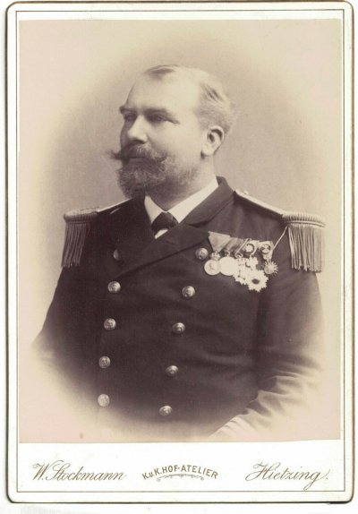 kuk-Kriegsmarine-Marineoffizier-mit-Ordensschnalle.jpg