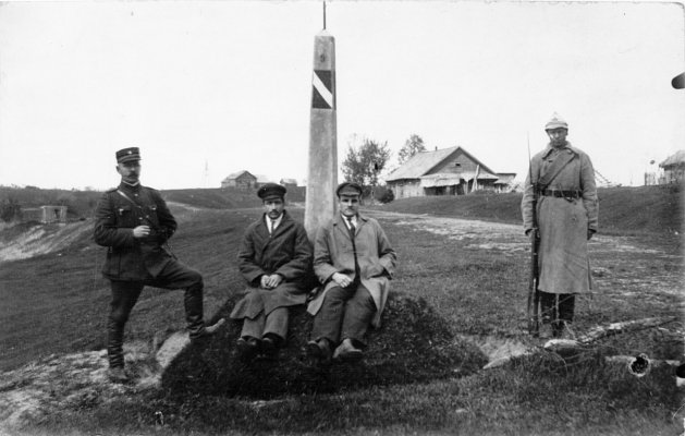 1280px-Latvijas_un_PSRS_robeža_pie_Zilupes_pēc_1920.jpg