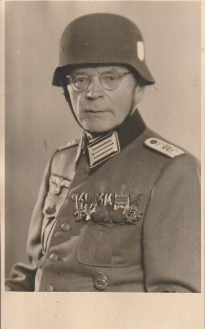 Foto-AK-Offizier-Träger-Elefantenorden-Kolonialabzeichen-Ordensspange-Wehrmacht.jpg