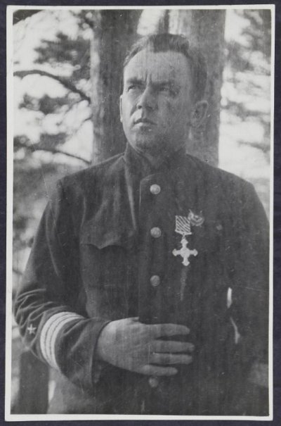 战斗机飞行员图马诺夫少校 N.K. 他被授予红旗勋章和杰出飞行功勋十字勋章。.jpg