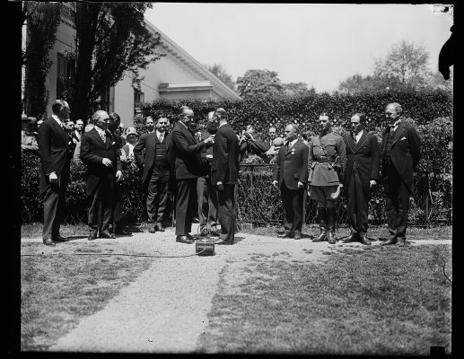 Calvin_Coolidge_and_group_outside_White_House,_Washington,_D.C._LCCN2016888781.jpg