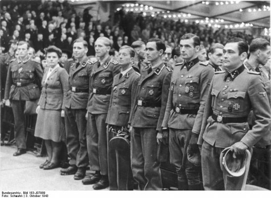 Bundesarchiv_Bild_183-J07989,_Berlin,_Sportpalast,_Waffen-SS-Angeh_rige.jpg