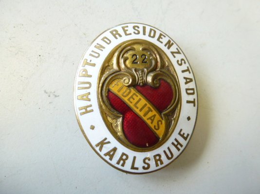 1-weltkrieg-silberne-medaille-fuer-eine-treue-dienstbotin-datiert-1916-im-etui-dazu-ein-emailliertes-amstraegerabzeichen-der-stadt-karlsruhe~3.jpg
