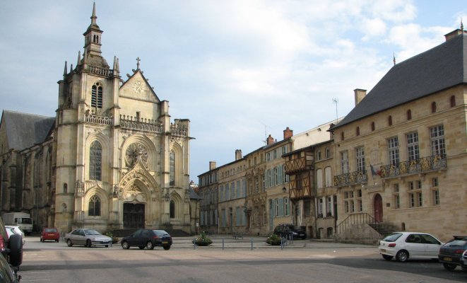 Bar-le-Duc_Place_Saint-Pierre.jpg