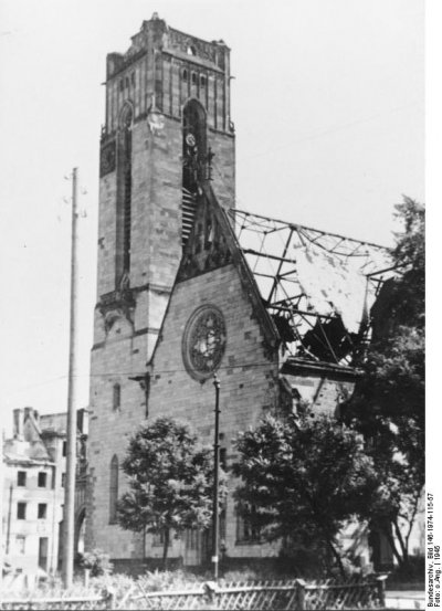 Christuskirche_und_Kreishaus1.jpg