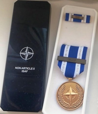 nato_medal_za_sluzhbu_v_afganistane_vne_5_oj_stati_ustava_nato_s_plankoj_isaf.jpg