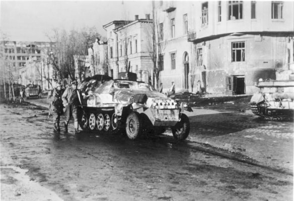 Charkow,_Schützenpanzerwagen_der_SS.jpg