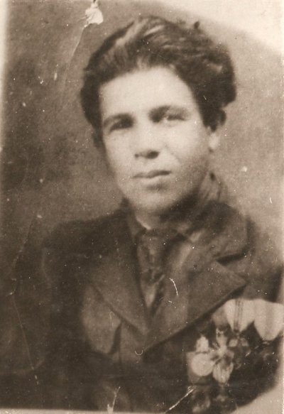 Ahmadiyya_Jabrayilov_in_France_with_his_awards.jpg