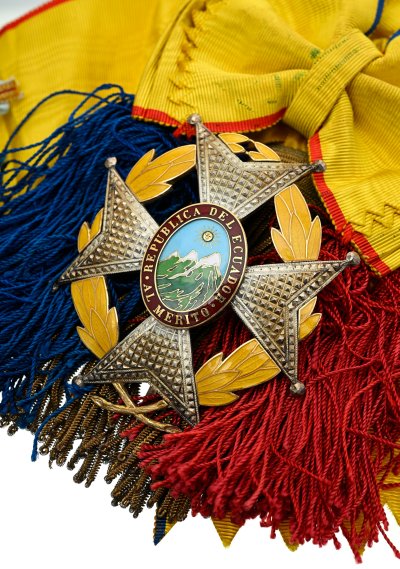 lot-1798-equateur-ordre-merite-fonde-1937-plaque-echarpe-grand-croix-detail-1.jpg lot-1798-equateur-ordre-merite-fonde-1937-plaque-echarpe-grand-croix-detail-1.jpg