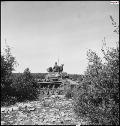 Chars M24 Chaffee en manœuvre dans la région de Bedeau..jpg