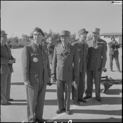 Beni Messous. Prise d'armes au 411e régiment d'artillerie antiaérien (RAA). Les généraux Aille...jpg