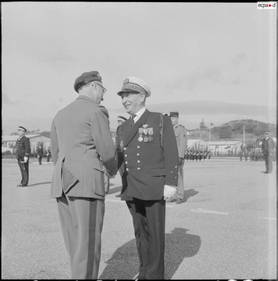 La Reghaïa. Cérémonie du 11 Novembre 1961. L'amiral Querville recevant des mains du général Ai...jpg