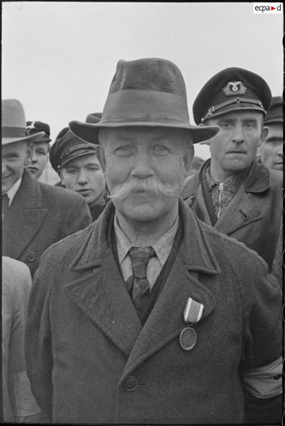 Un ouvrier de l'Organisation Todt récipiendaire de la décoration baptisée Deutsches Schutzwall...jpg