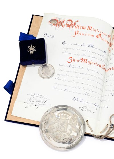 lot-1830-pays-bas-medaille-honneur-pour-assistance-humanitaire-ensemble-decerne-roi-humbert-ie...jpg