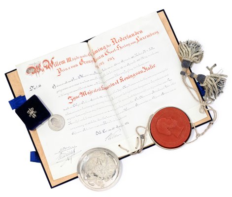 lot-1830-pays-bas-medaille-honneur-pour-assistance-humanitaire-ensemble-decerne-roi-humbert-ie...jpg