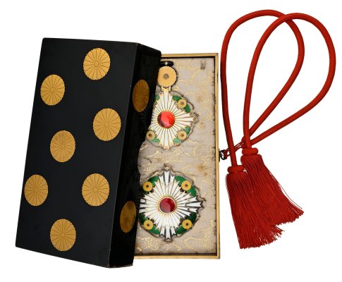 lot-1831-japon-ordre-supreme-chrysantheme-fonde-1876-ensemble-grand-cordon-detail-3.jpg lot-1831-japon-ordre-supreme-chrysantheme-fonde-1876-ensemble-grand-cordon-detail-3.jpg