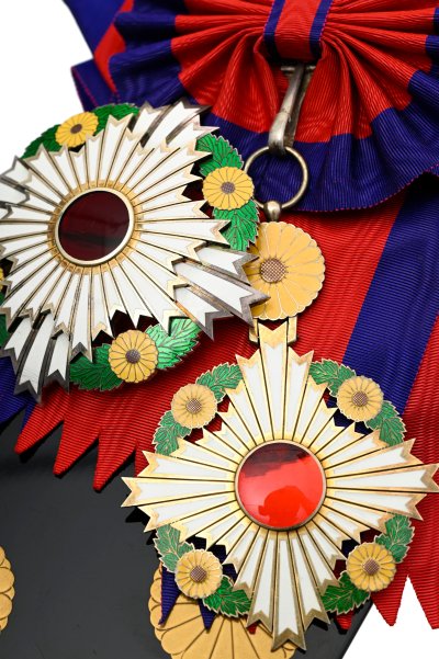 lot-1831-japon-ordre-supreme-chrysantheme-fonde-1876-ensemble-grand-cordon-detail-2.jpg