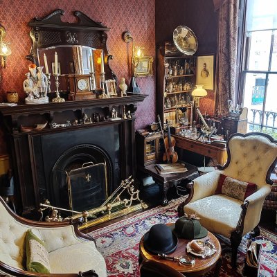 Main_hall_with_fireplace_at_221B_Baker_Street.jpg