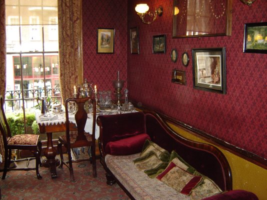 Sherlock_Holmes_Museum_-_Sitting_Room_-_London_England.jpg