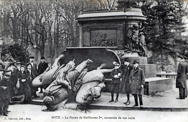 Wilhelm_I_vom_Sockel_gestürzt_Metz_1918.jpg