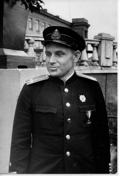 Гурин Антон Иосифович - командир 1-го дивизиона эсминцев эскадры Северного флота, капитан 1-го...jpg Гурин Антон Иосифович - командир 1-го дивизиона эсминцев эскадры Северного флота, капитан 1-го...jpg