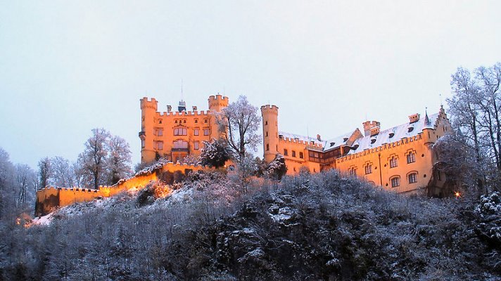 800px-DE_Bavaria_Hohenschwangau_castle_Nov.jpg