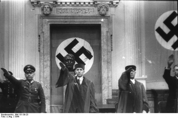 Bundesarchiv_Bild_151-39-23,_Volksgerichtshof,_Reinecke,_Freisler,_Lautz.jpg