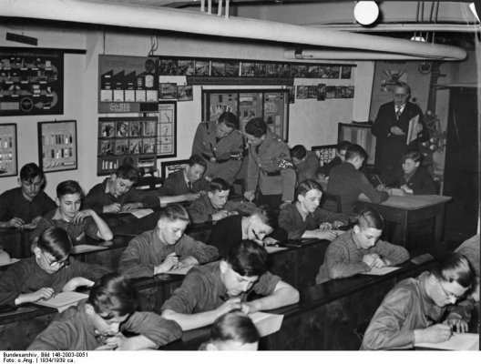 Bundesarchiv_Bild_146-2003-0051,_Reichsberufswettkampf_in_Textilwerk.jpg