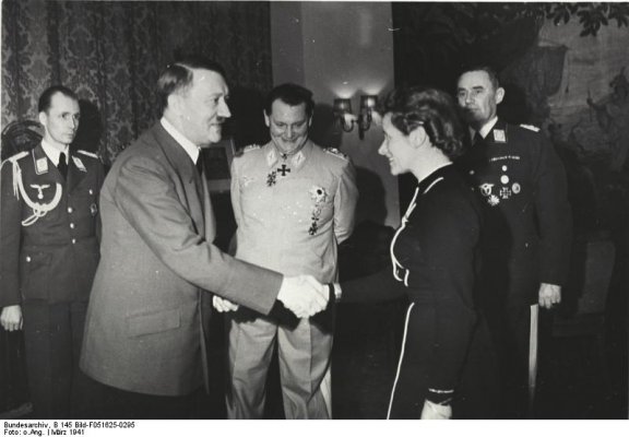 Bundesarchiv_B_145_Bild-F051625-0295,_Verleihung_des_EK_an_Hanna_Reitsch_durch_Hitler.jpg
