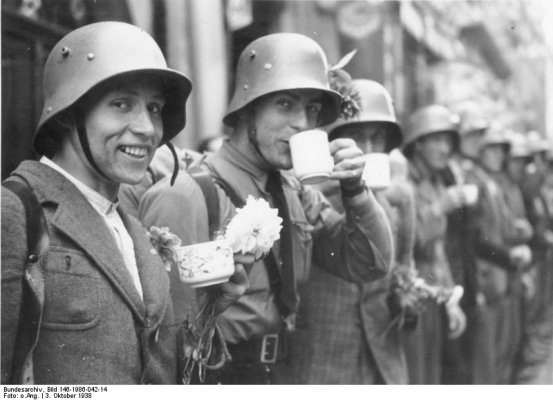 Bundesarchiv_Bild_146-1986-042-14,_Anschluss_sudetendeutscher_Gebiete.jpg