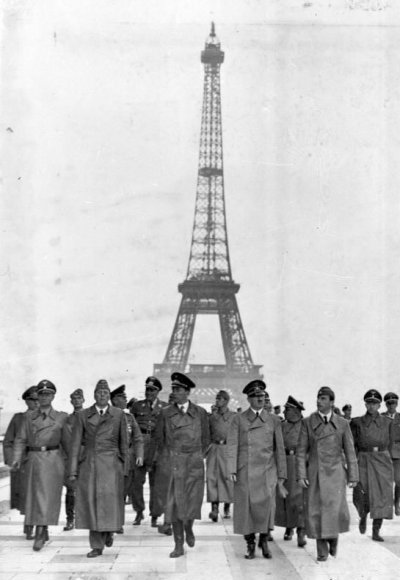 Bundesarchiv_Bild_183-H28708%2C_Paris%2C_Eifelturm%2C_Besuch_Adolf_Hitler.jpg