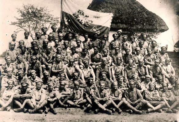 7 Бойцы 1-го чехословацкого стрелкового полка с полковым знаменем. (1917 г.).jpg