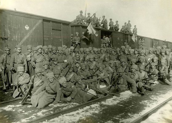 20 Бойцы 5-го полка Чехословацкого корпуса на захваченном ими вокзале в Пензе..jpg