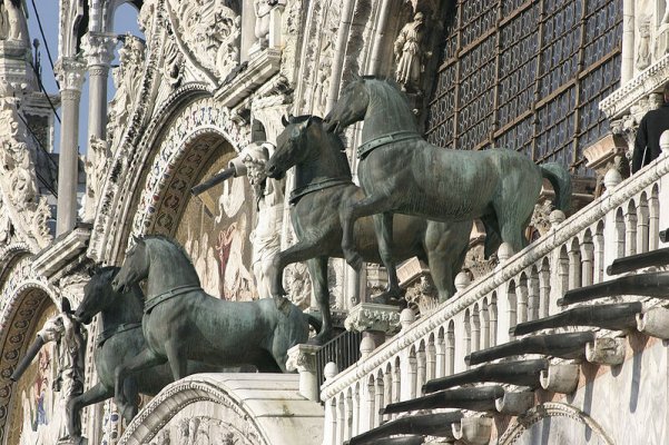 800px-Venice_-_St._Marc's_Basilica_10.jpg