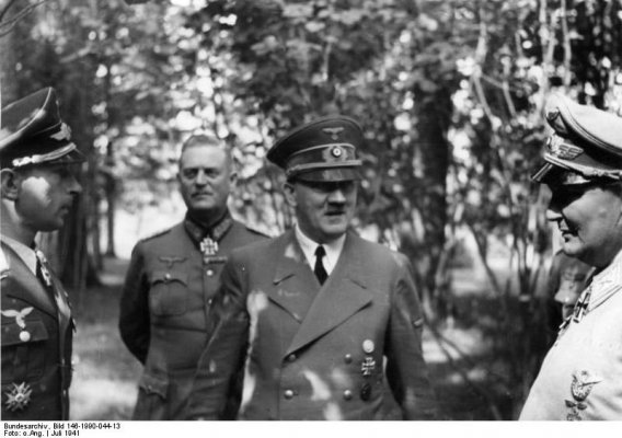 Bundesarchiv_Bild_146-1990-044-13%2C_Werner_M%C3%B6lders_bei_Adolf_Hitler.jpg