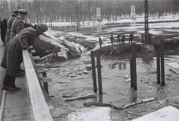 25 Немцы борются с ледоход. Справа парк Ленина и вход с двумя колоннами.jpg