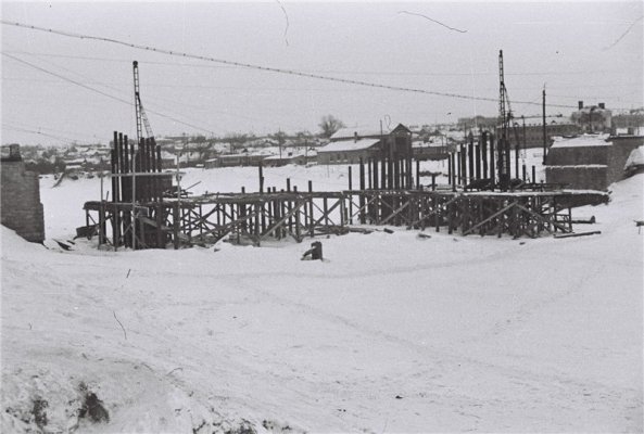 29 Начало строительства моста. Слева на заднем плане видно дом с двумя трубами.jpg