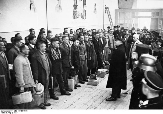 Bundesarchiv_Bild_183-R96361,_Dachau,_Konzentrationslager.jpg