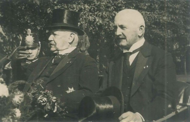 Georg_von_Thaer_and_Paul_von_Hindenburg.JPG